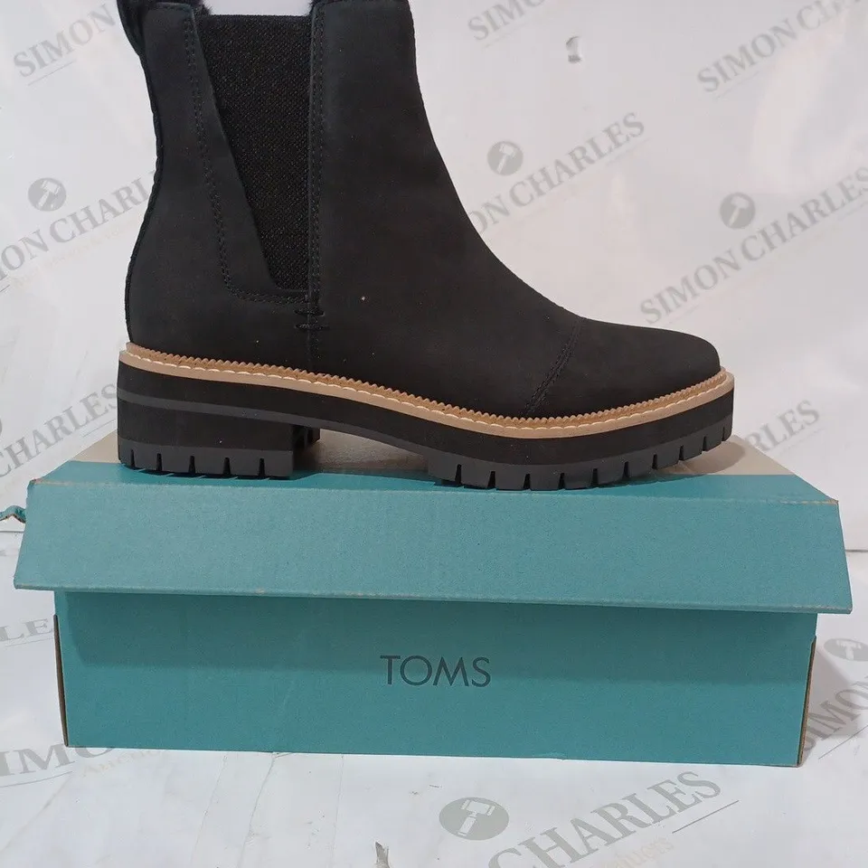 BOXED PAIR OF TOMS DAKOTA WATER RESISTANT BOOTS IN BLACK UK SIZE 5
