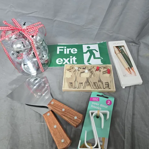 APPROXIMATELY 20 ASSORTED HOUSEHOLD ITEMS TO INCLUDE CHRISTMAS DECOR, PEN SET, OVER DOOR HOOKS ETC 