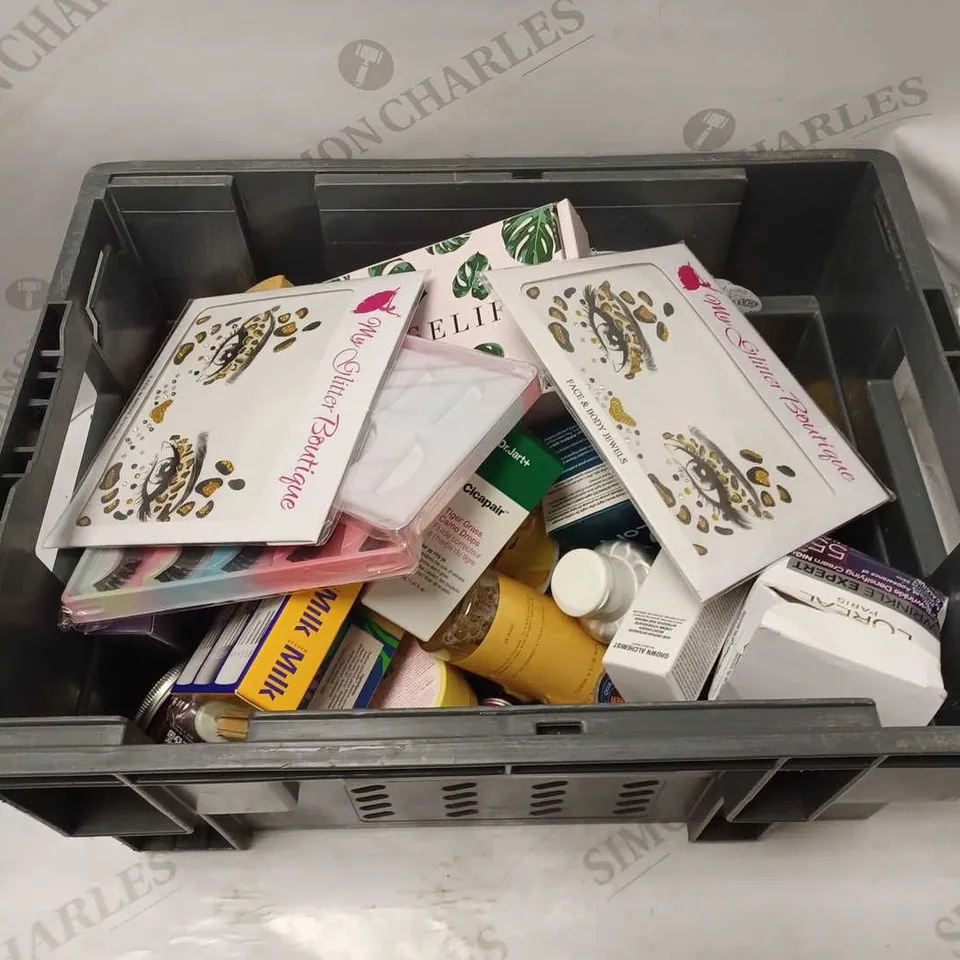 LOT OF APPROXIMATELY 36 COSMETICS ITEMS TO INCLUDE LOREAL ELVIVE BOND REPAIR RECUSE PRE-SHAMPOO, LOREAL PARIS WRINKLE EXPERT CREAM, N.07 ADVANCED NIGHTCREAM, ETC