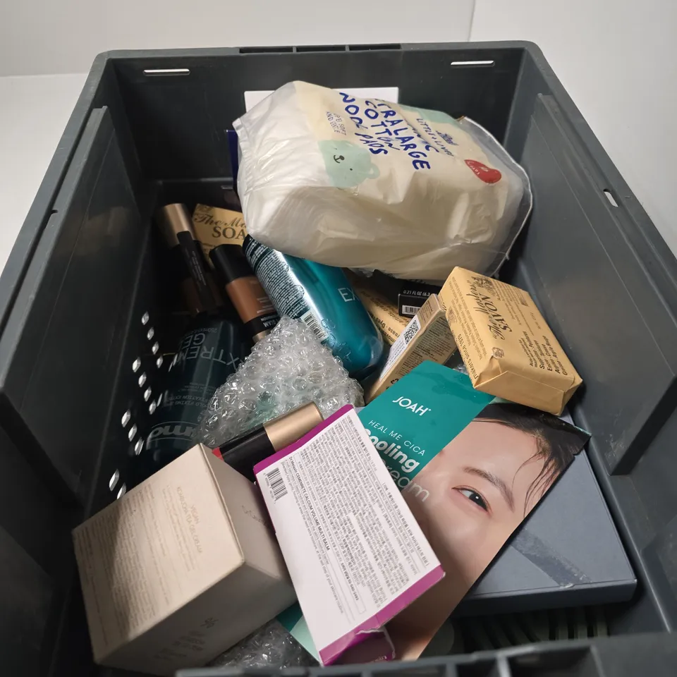 APPROXIMATELY 18 ASSORTED COSMETIC ITEMS INCLUDING BOOTS COTTON WOOL PADS , THE MASTERS SAVON SOAP AND ELF SOFT GLAM FOUNDATION 