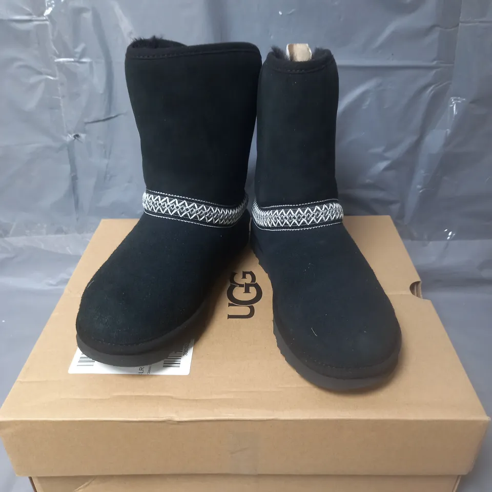 UGG WOMENS CLASSIC SHORT CRESCENT BOOT - BLACK - 6 RRP £170