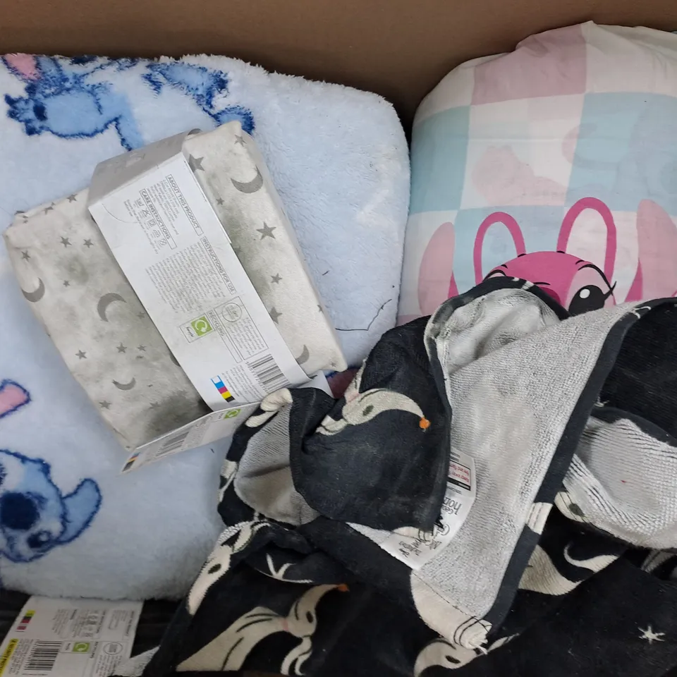 BOX OF APPROXIMATELY 5 ASSORTED HOUSEHOLD ITEMS TO INCLUDE BEDDING, CUSHIONS, ETC, IN VARIOUS STYLES, SIZES, AND COLOURS - COLLECTION ONLY