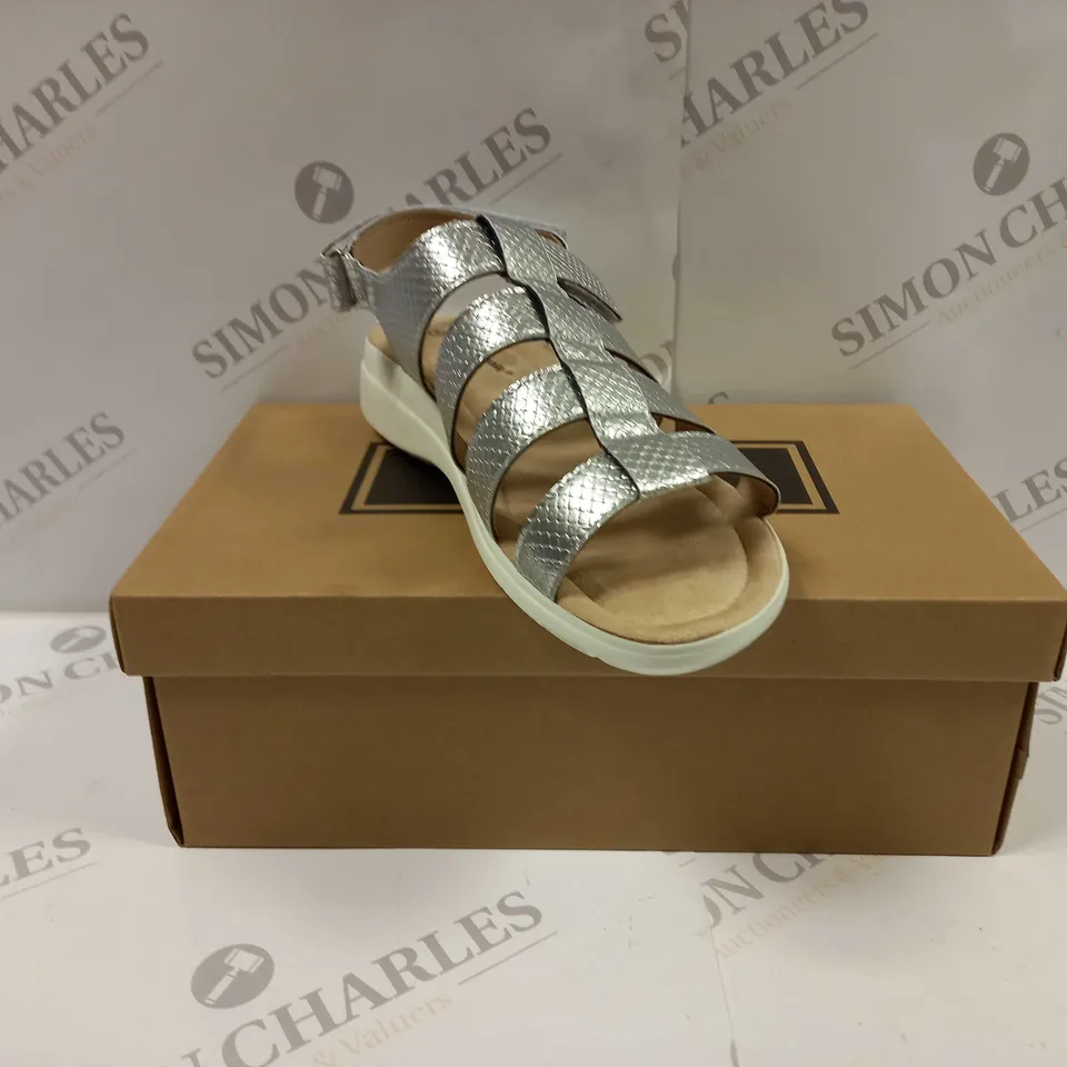 BOXED PAIR OF CUSHION WALK ONE TOUCH CLOSE SANDALS IN SILVER - SIZE 5