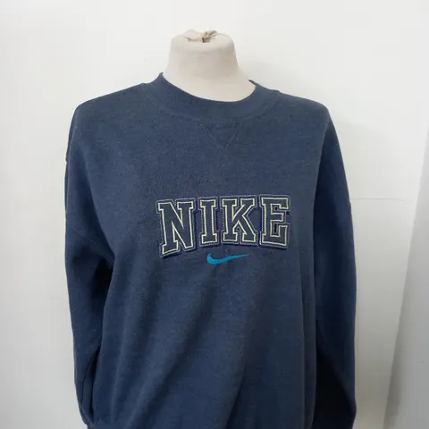 NIKE LOGO GRAPHIC SWEATSHIRT SIZE M