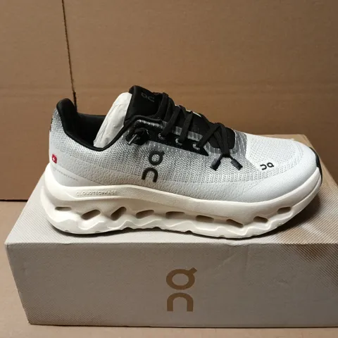BOXED PAIR OF ON CLOUDTILT TRAINERS IN BLACK/IVORY - UK 4