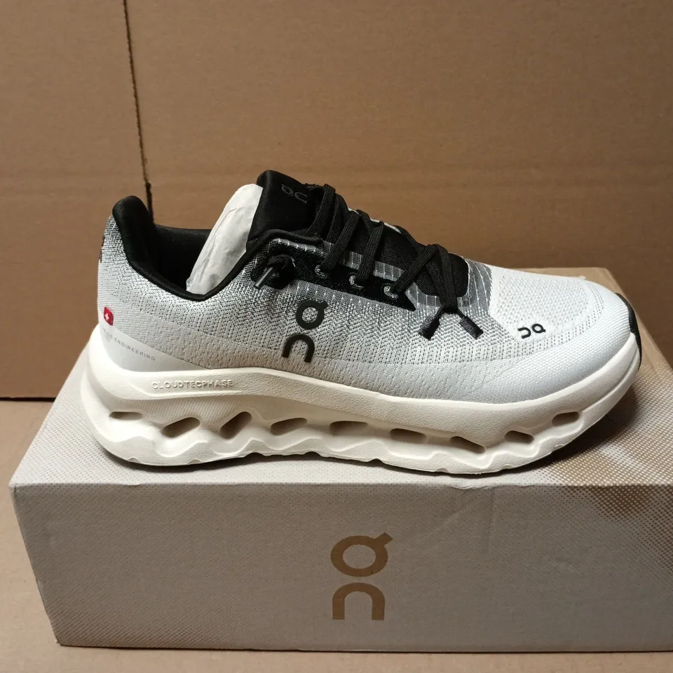 BOXED PAIR OF ON CLOUDTILT TRAINERS IN BLACK/IVORY - UK 4