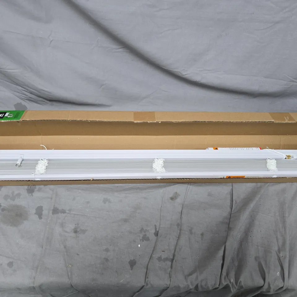 BOXED OPTIMAL PRODUCTS 90CM WHITE BLINDS