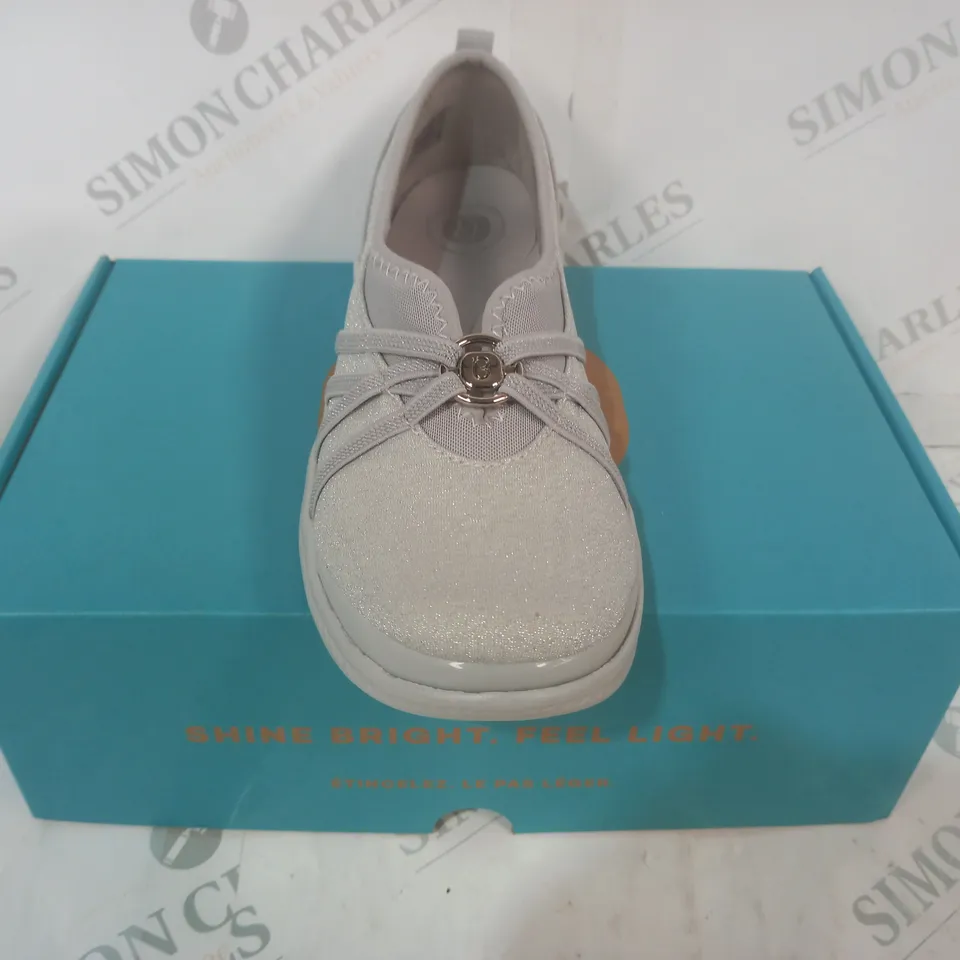 BOXED PAIR OF BZEES SHOES IN LIGHT GREY W. GLITTER EFFECT SIZE 7