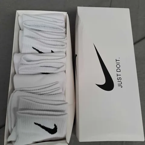 BOXED NIKE SET OF 5 ANKLE SOCKS IN WHITE