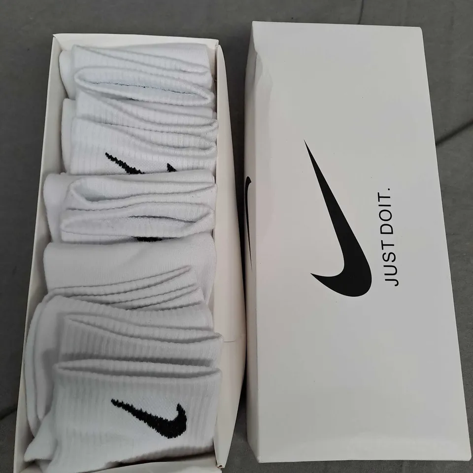 BOXED NIKE SET OF 5 ANKLE SOCKS IN WHITE 