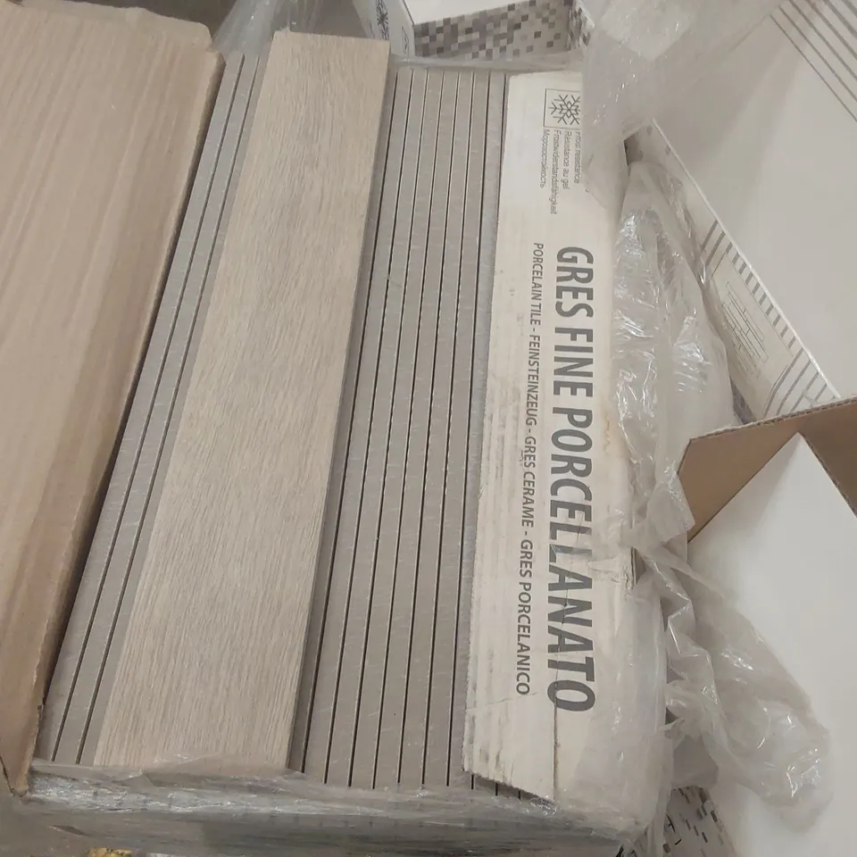 PALLET CONTAINING A VERY LARGE QUANTITY OF ASSORTED TILES