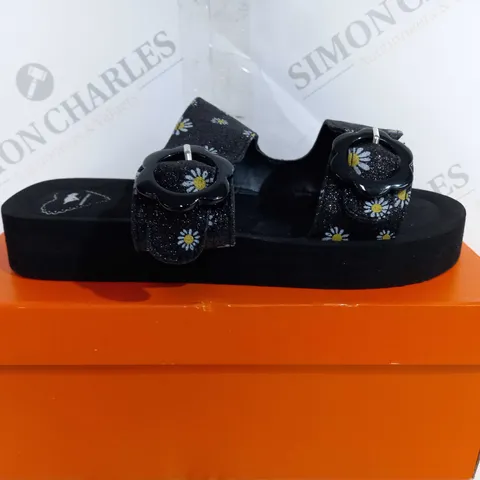 BOXED ROCKET DOG WEDGE SANDALS - SIZE 6