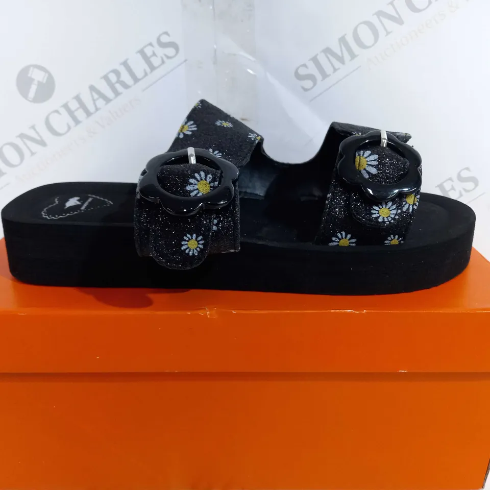 BOXED ROCKET DOG WEDGE SANDALS - SIZE 6