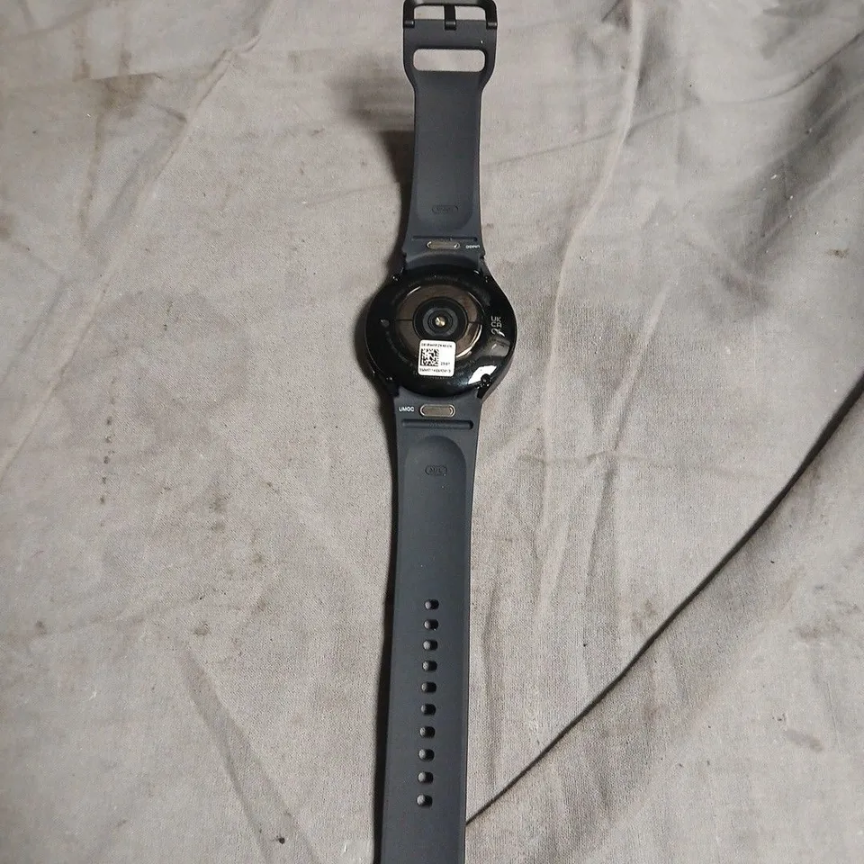 ROUND SMARTWATCH WITH BLACK SILICONE STRAP 