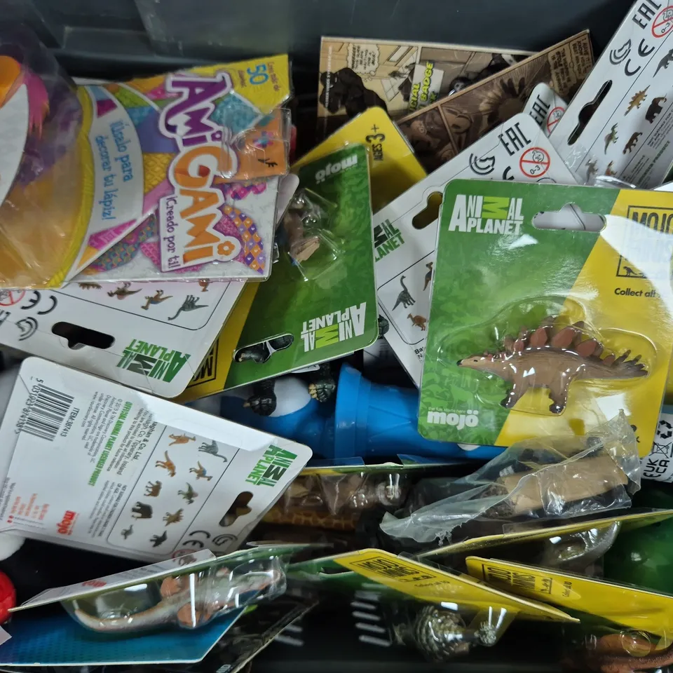 APPROXIMATELY 20 ASSORTED TOYS AND GAMES TO INCLUDE UNO, MARVEL BADGES, ETC