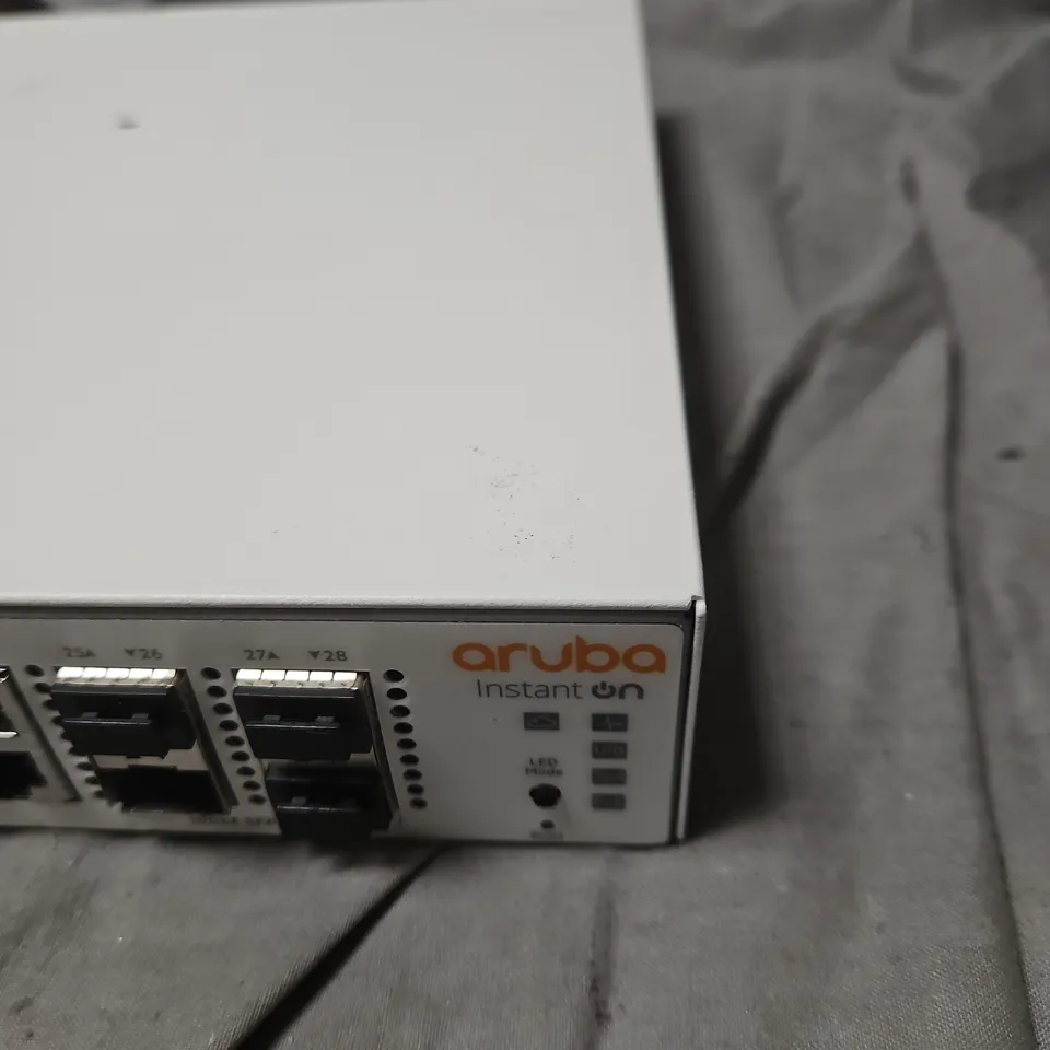 Aruba Instant On 24-Port Ethernet Switch (1U) – rack-mountable .