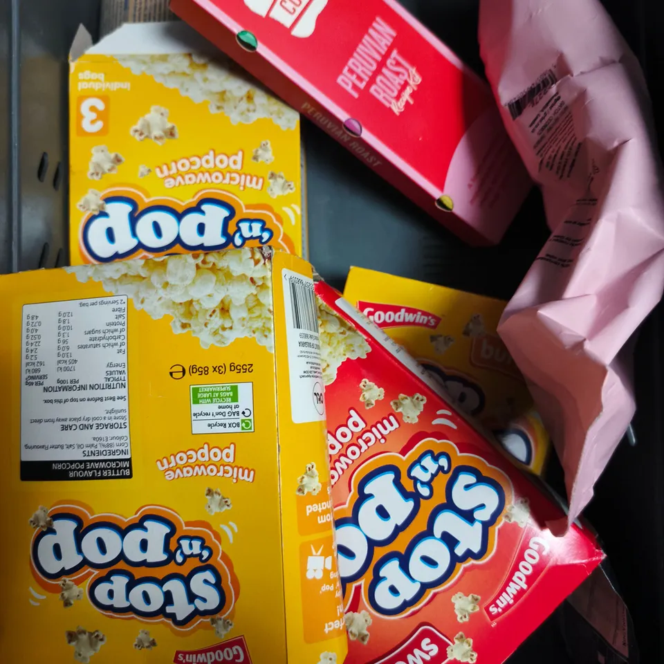 APPROXIMATELY 10 ASSORTED FOOD/DRINK PRODUCTS TO INCLUDE TOBLERONE, HOT CHOCOLATE, PICKLE JUICE ETC