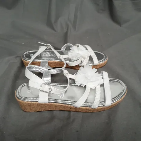 APPROXIMATELY 8 PAIRS OF BAGGED WHITE FLOWER SANDLES IN VARIOUS SIZES 