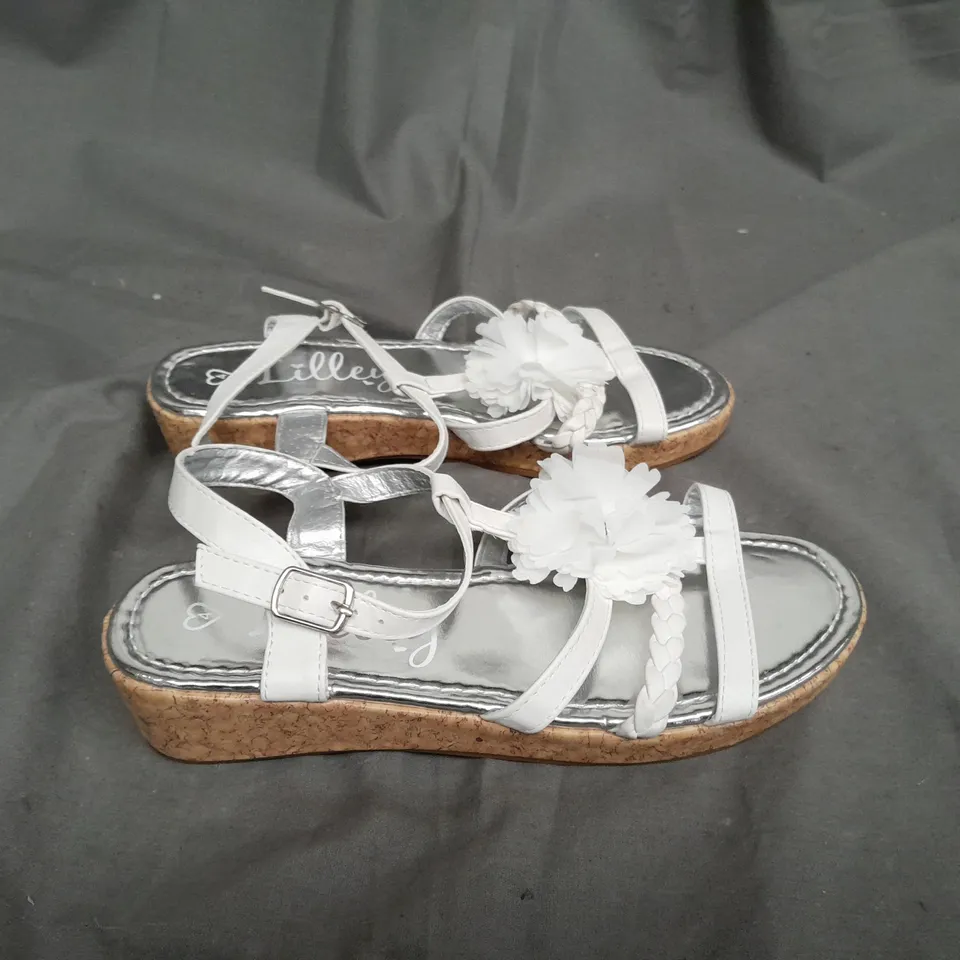 APPROXIMATELY 8 PAIRS OF BAGGED WHITE FLOWER SANDLES IN VARIOUS SIZES 