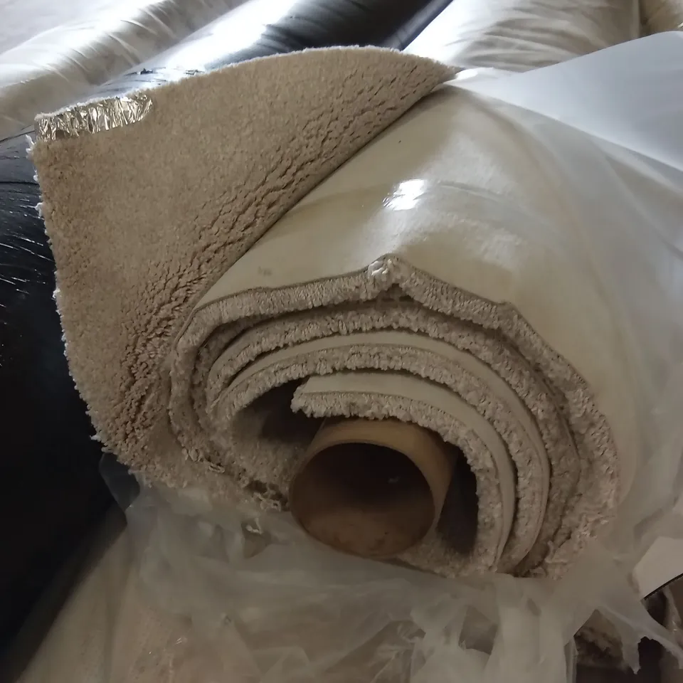 ROLL OF QUALITY KESARI ICE CASCADE CARPET // APPROX SIZE: 4 x 4.2m