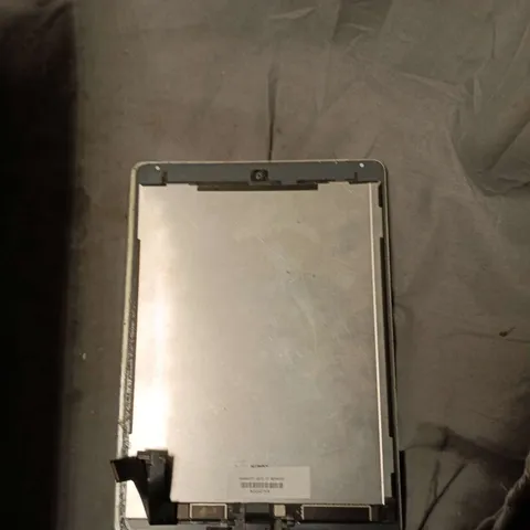 LOT OF APPROXIMATELY 45 ASSORTED PHONE/TABLET PARTS TO INCLUDE APPLE IPAD SHELL AND IPHONE SHELL