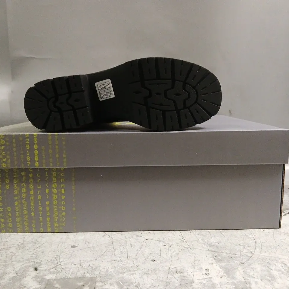 BOXED PAIR OF KOI TEXEL SHEARLING SWITCH BOOTS IN BLACK SIZE UK 7