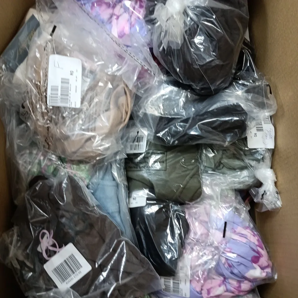 APPROXIMATELY 20 ASSORTED CLOTHING AND FASHION ITEMS IN VARIOUS STYLES, SIZES & COLOURS