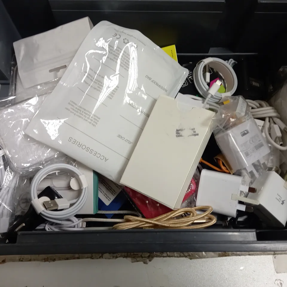 BOX OF APPROX 10 ITEMS INCLUDING ASSORTED PHONE CASES, PHONE POWER CABLES AND SCREEN PROTECTORS
