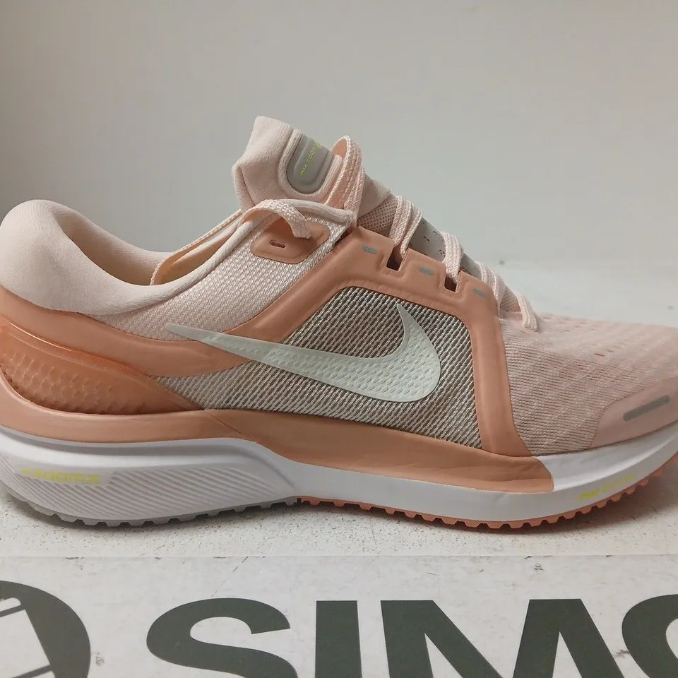NIKE WOMEN’S RUNNING SHOES – SIZE 7.5