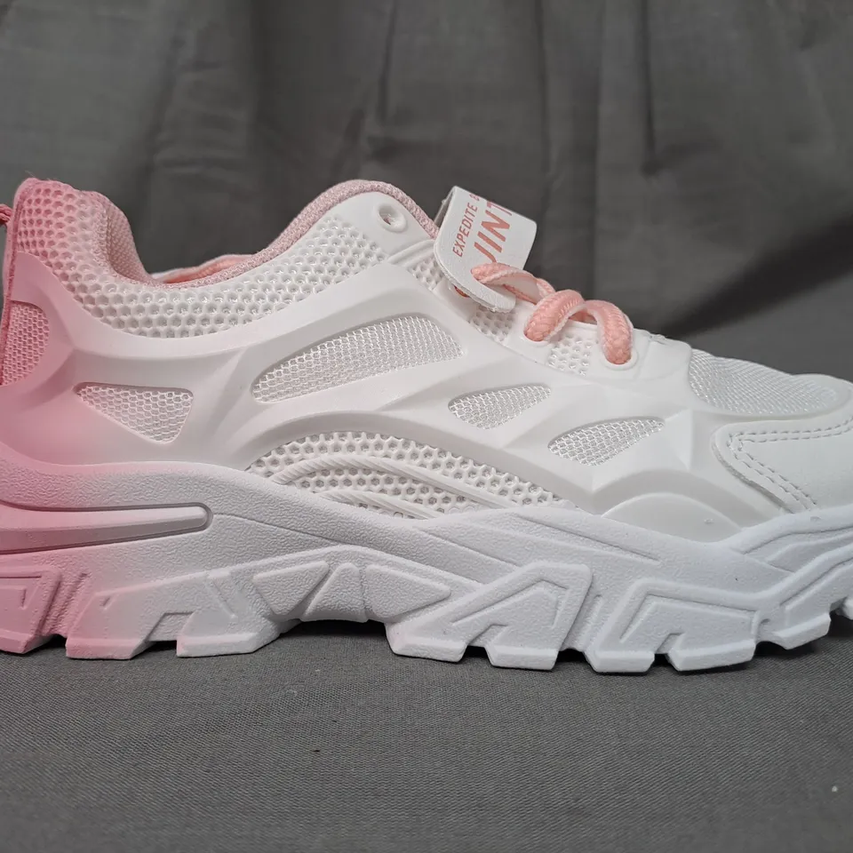 BOXED PAIR OF JINTU KIDS SHOES IN WHITE/PINK GRADIENT EU SIZE 32