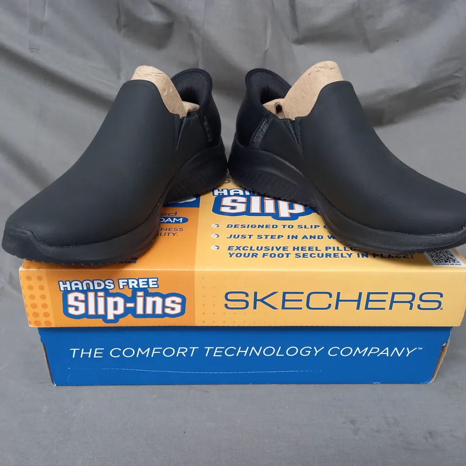 BOXED PAIR OF SKECHERS LEATHER SLIP-ON TRAINERS IN BLACK SIZE 4