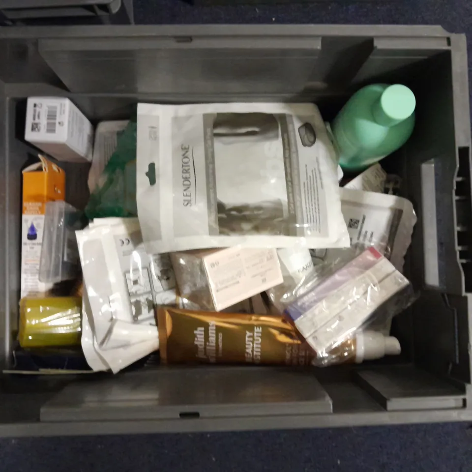 APPROXIMATELY 20 ASSORTED HEALTH & BEAUTY ITEMS TO INCLUDE - L'OREAL ELVIVE RAPID REVIVER, CORSODYL MOUTHWASTE AND CANDY CAN BODY CLEANSER