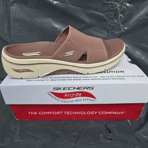 BOXED PAIR OF SKECHERS ARCH FIT IN BROWN SIZE UK 7
