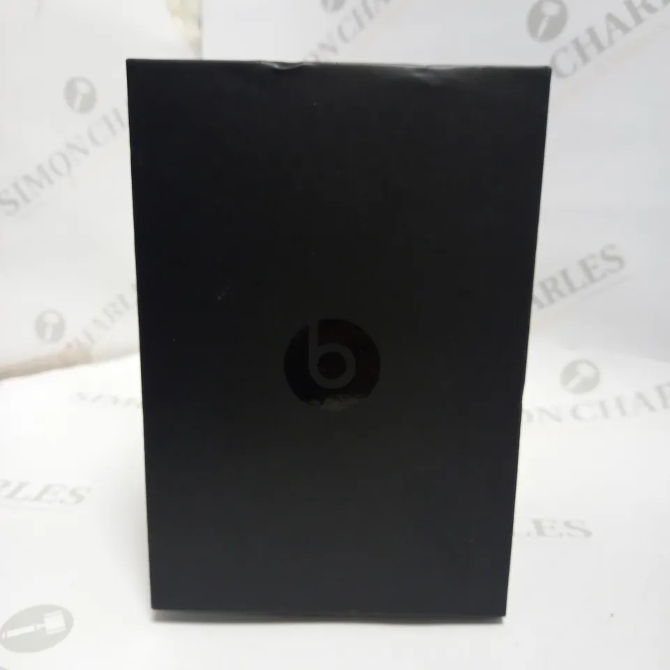 BEATS CARRIER BAG AND CHARGING WIRE