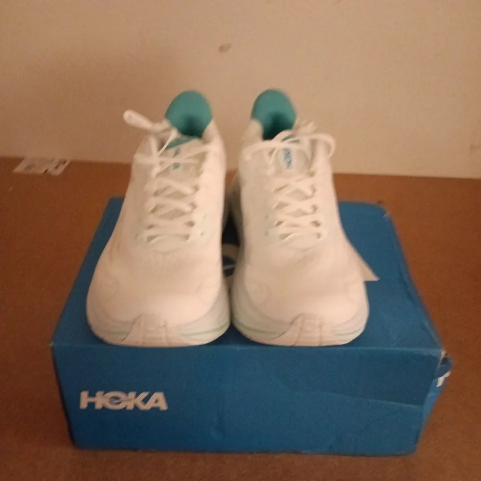 BOXED PAIR OF HOKA WOMENS CLIFTON 10 TRAINERS IN WHITE - UK 6