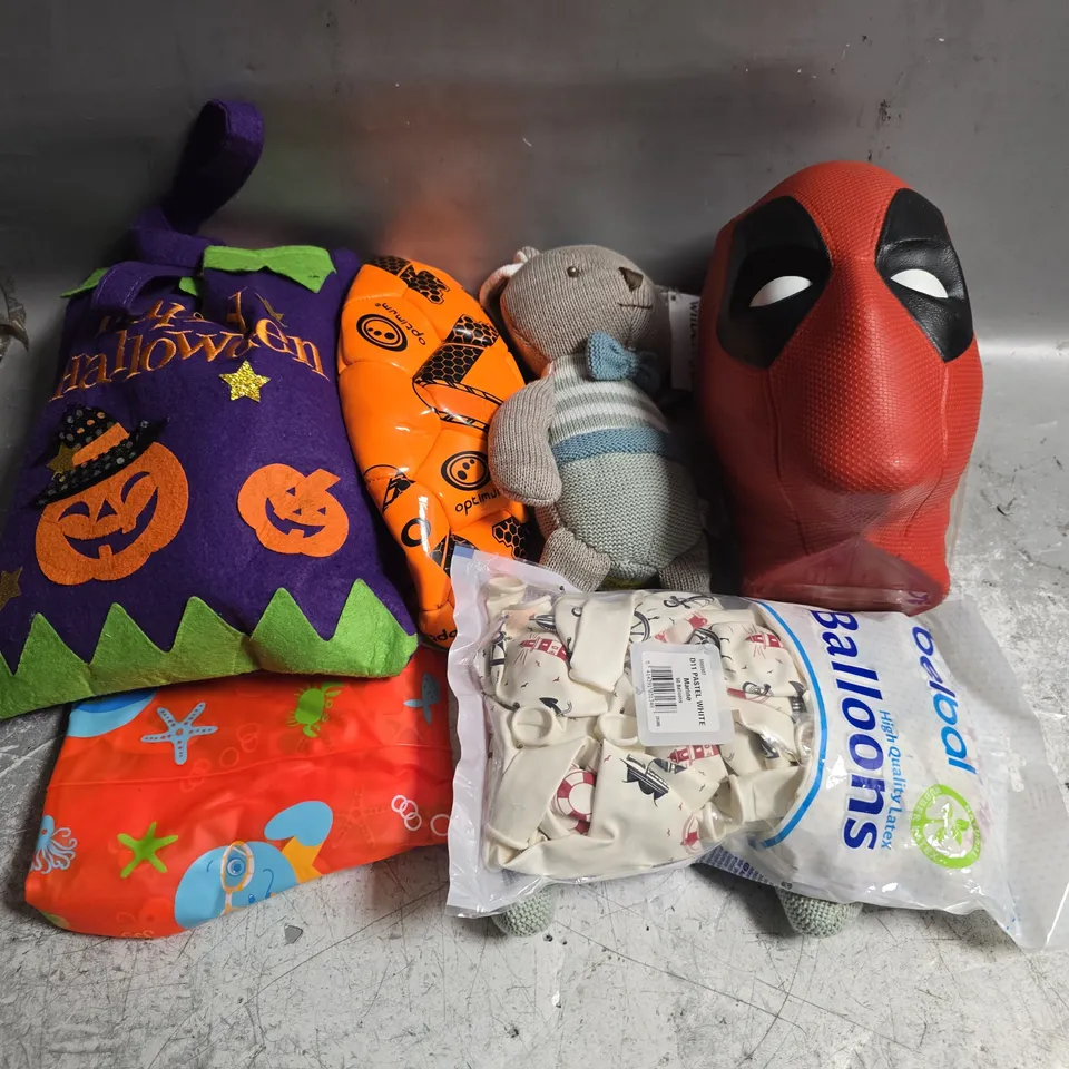 LARGE BOX OF APPROXIMATELY 15 ASSORTED TOYS AND GAMES TO INCLUDE FOOTBALLS, BALLOONS AND TEDDIES