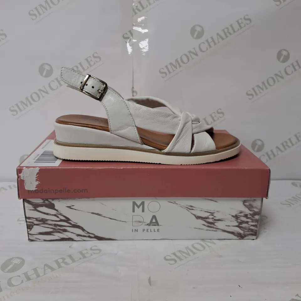 BOXED PAIR OF MODA IN PELLE OLANNA SANDALS IN WHITE SIZE 5