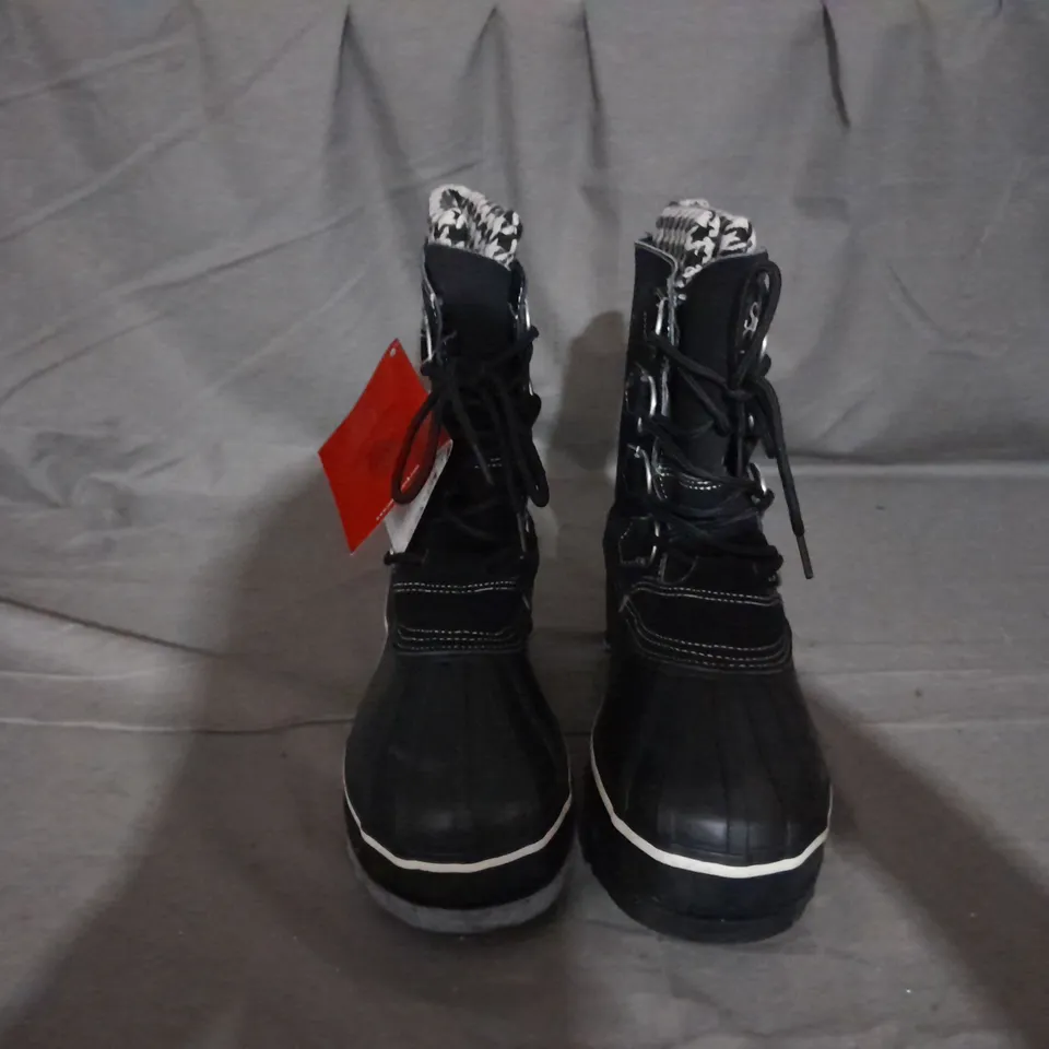 APPROXIMATELY 10 PAIRS OF SNOWY CREEK BLACK WINTER BOOTS IN SIZES 8, 10