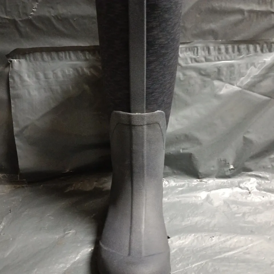 BOXED PAIR OF HARRY HALL NEOPRENE WELLINGTON BOOTS IN NAVY SIZE UK 3