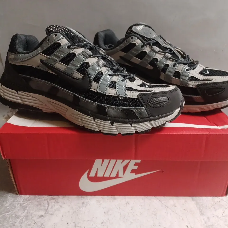 BOXED PAIR OF NIKE P-6000 TRAINERS IN GREY/BLACK SIZE UK 7.5