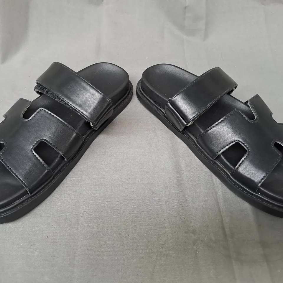 BOXED PAIR OF DESIGNER OPEN TOE FLAT SANDALS IN BLACK EU SIZE 36