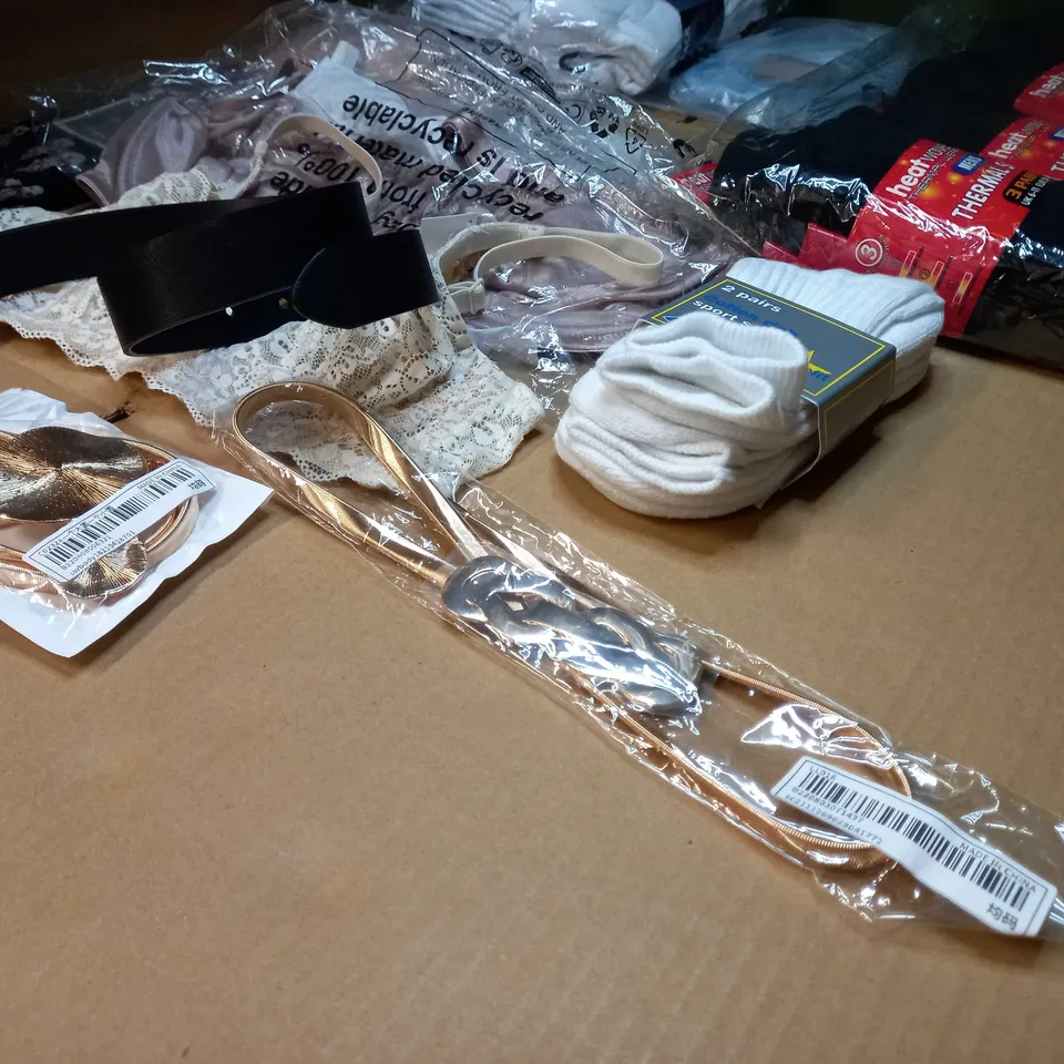 LOT OF APPROX. 15 ASSORTED CLOTHING ACCESSORIES  IN VARYING SIZES/COLOURS/STYLES TO INCLUDE: THERMAL SOCKS, BRA'S, BELTS