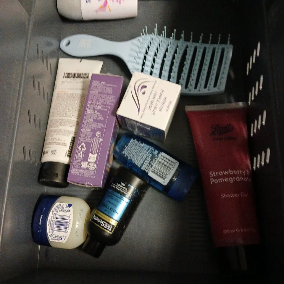 APPROXIMATELY 20 ASSORTED HEALTH & BEAUTY PRODUCTS TO INCLUDE GIVE ME BLONDE SHOT, MONDAY REPAIR LEAVE-IN CONDITIONER, SOAP & GLORY BODY WASH, ETC