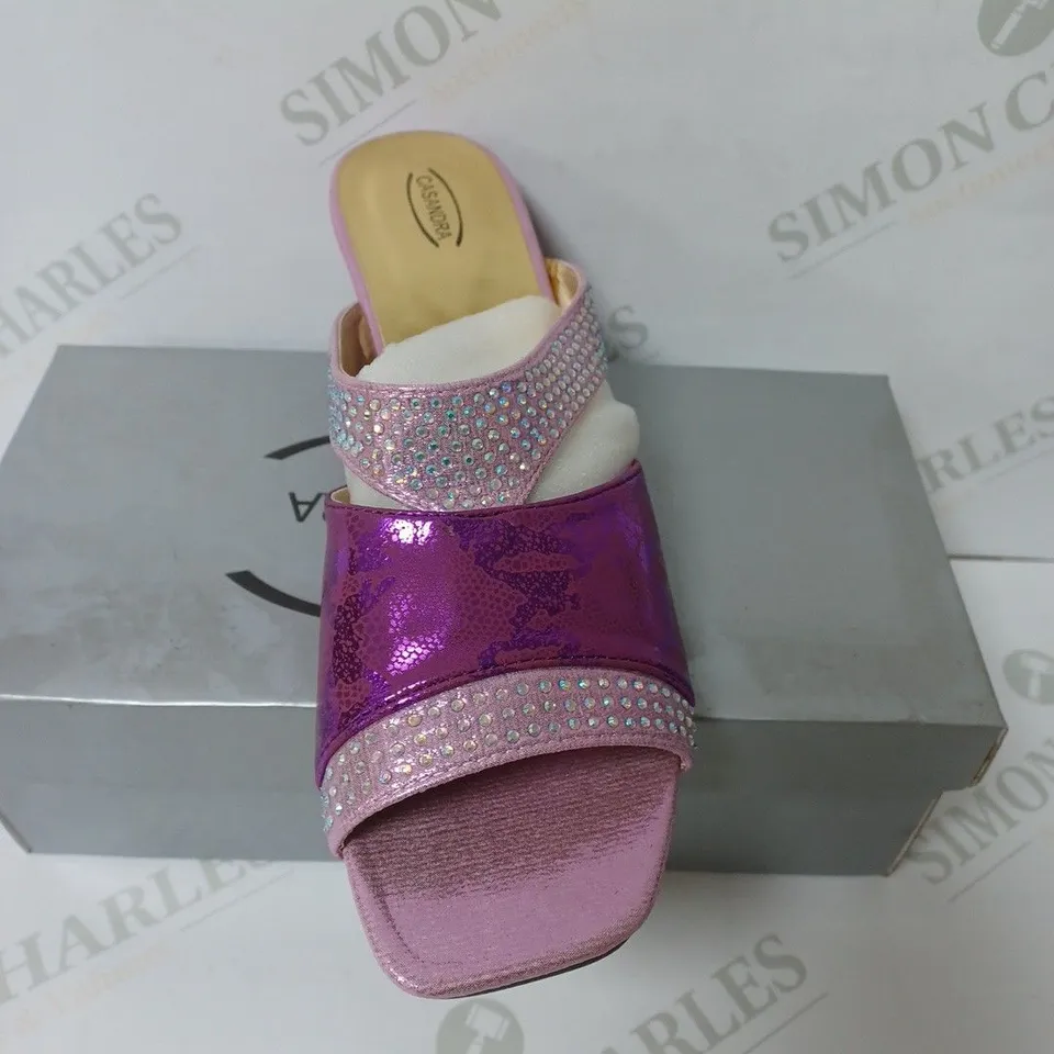 BOXED PAIR OF CASANDRA SANDALS IN FUCHSIA SIZE 5 