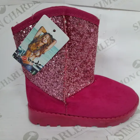 24 PAIRS OF LAMBADA 323 BOOTS IN FUSCHIA IN ASSORTED SIZES