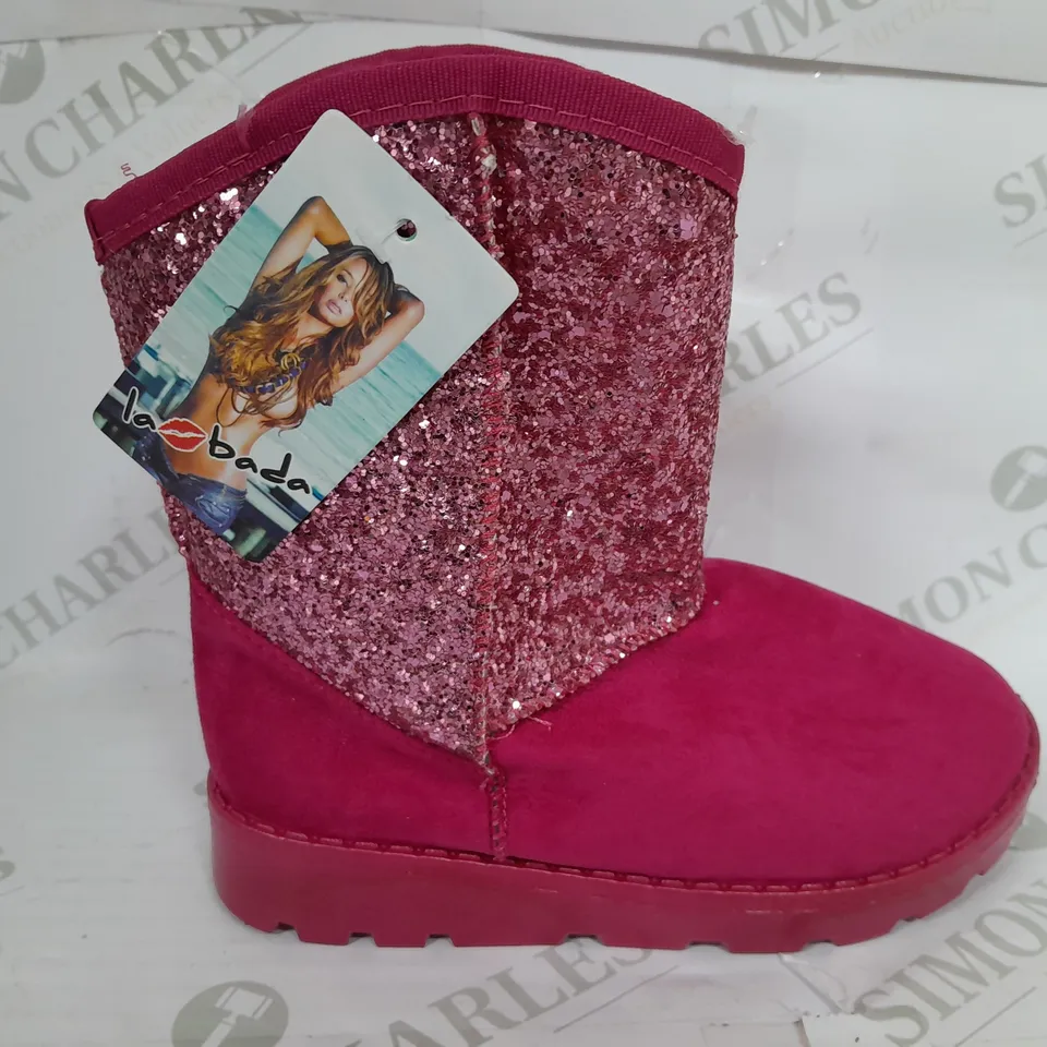24 PAIRS OF LAMBADA 323 BOOTS IN FUSCHIA IN ASSORTED SIZES