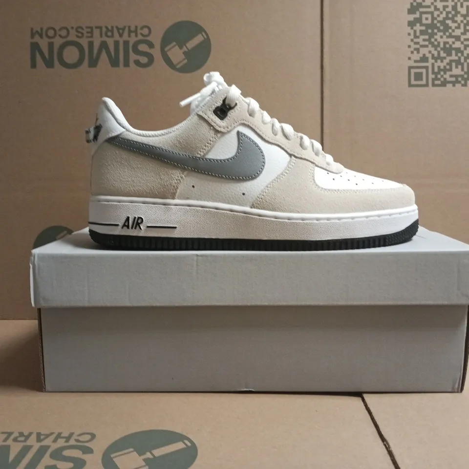 BOXED PAIR OF NIKE AIR FORCE 1 '07 LV8 TRAINERS IN WHITE/GREY SIZE UK 7