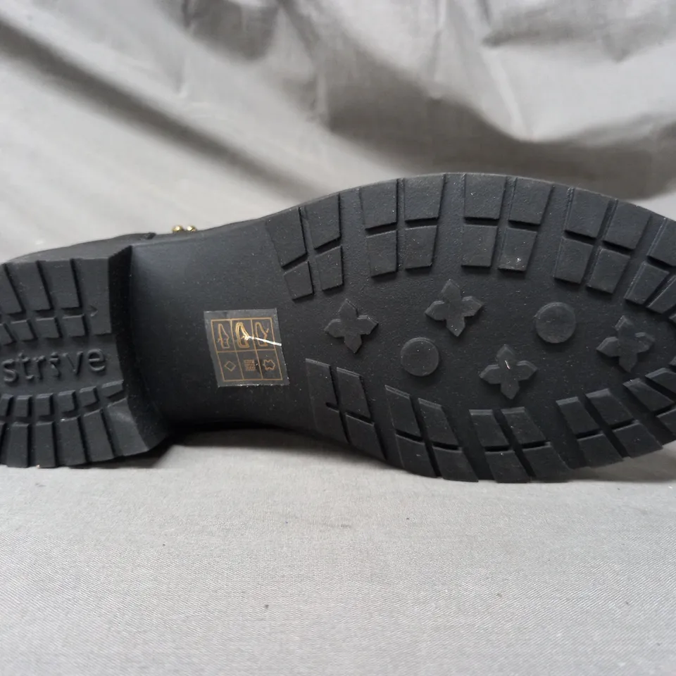 BOXED PAIR OF STRIVE LAMBETH BOOTS IN BLACK SIZE 4