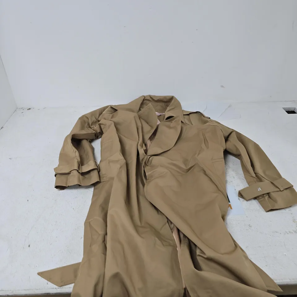 BOX OF APPROXIMATELY 20 ASSORTED ITEMS TO INCLUDE: LA MAREY RAINCOAT