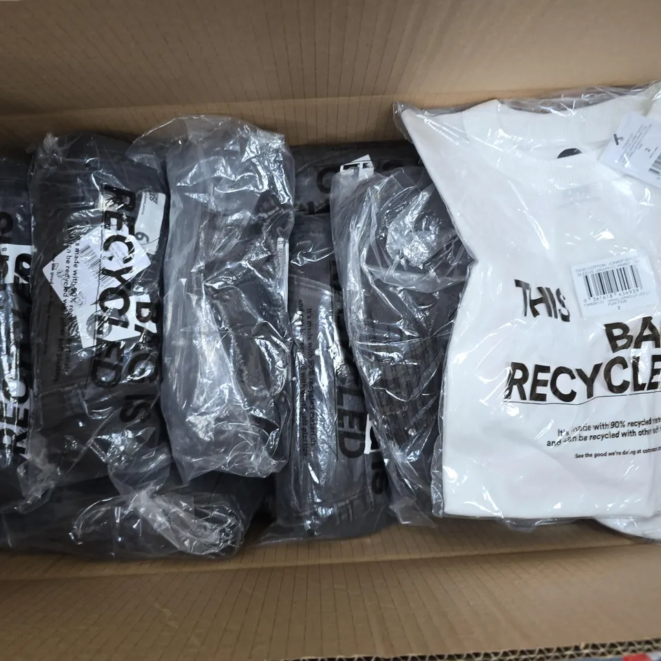 APPROXIMATELY 20 ASSORTED CLOTHING ITEMS IN VARIOUS SIZES, COLOURS & STYLES TO INCLUDE JONNY SHORT SLEEVE TEE, WIDE DENIM JEANS, SAMMY RELAX TRACKPANTS, ETC